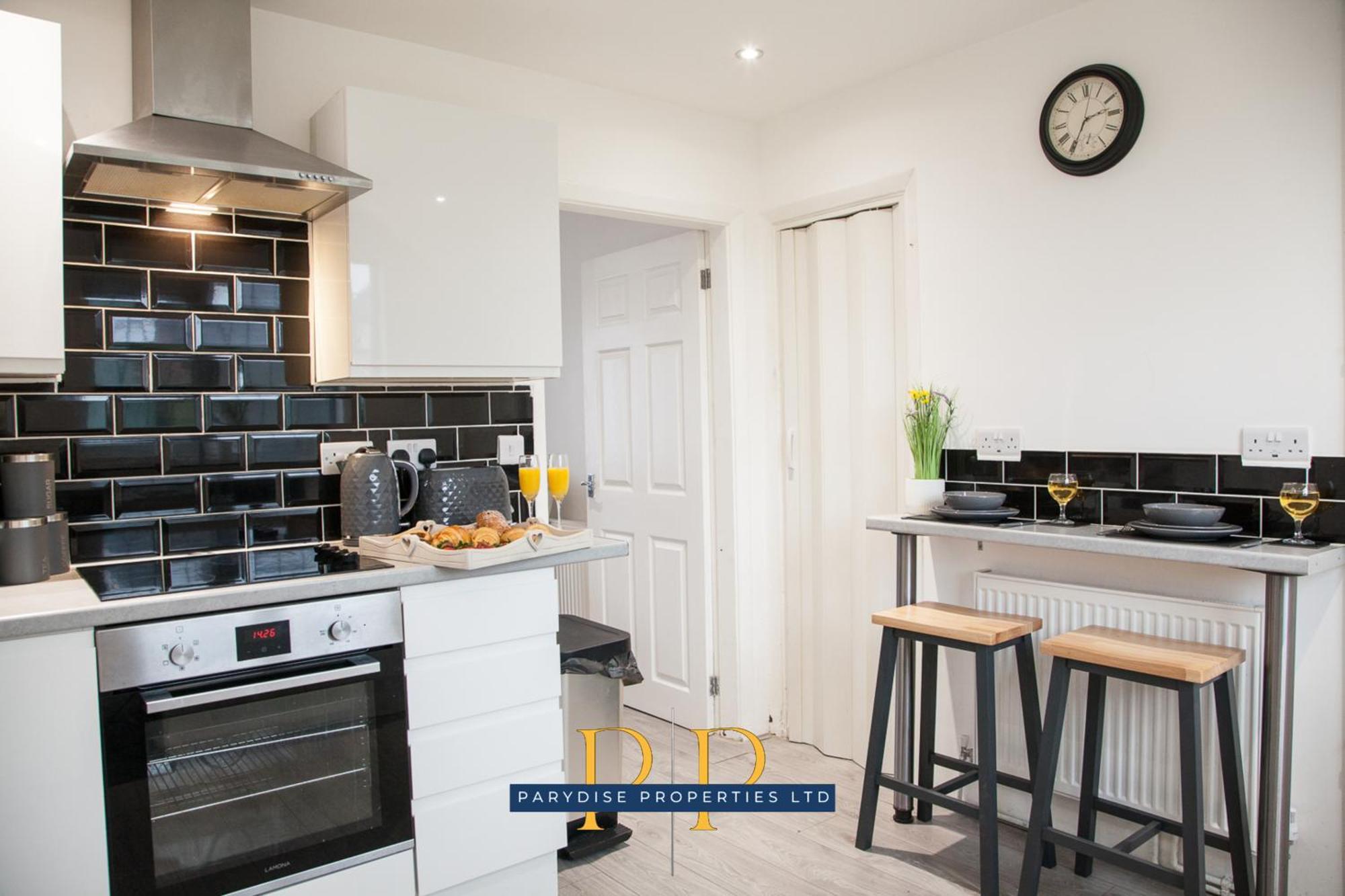 The Knutton House - Spacious Comfort By Parydise Properties - Leisure & Business Stays - Sleeps 7 Newcastle-under-Lyme Ngoại thất bức ảnh