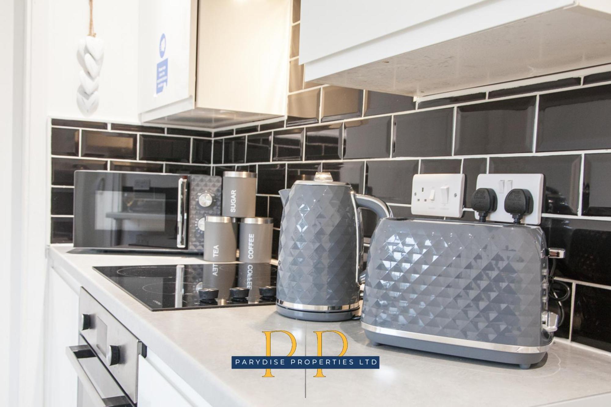 The Knutton House - Spacious Comfort By Parydise Properties - Leisure & Business Stays - Sleeps 7 Newcastle-under-Lyme Ngoại thất bức ảnh