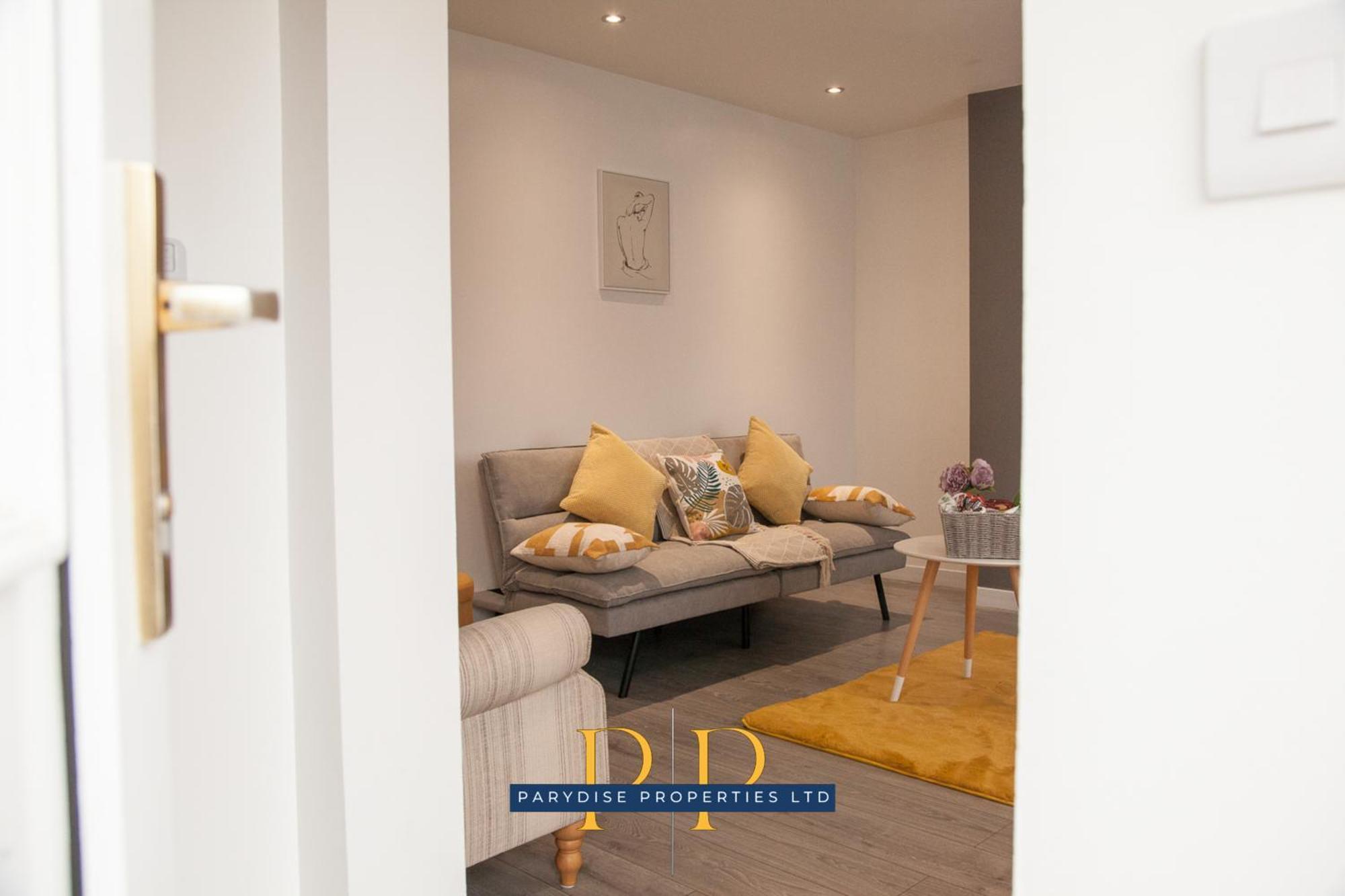 The Knutton House - Spacious Comfort By Parydise Properties - Leisure & Business Stays - Sleeps 7 Newcastle-under-Lyme Ngoại thất bức ảnh