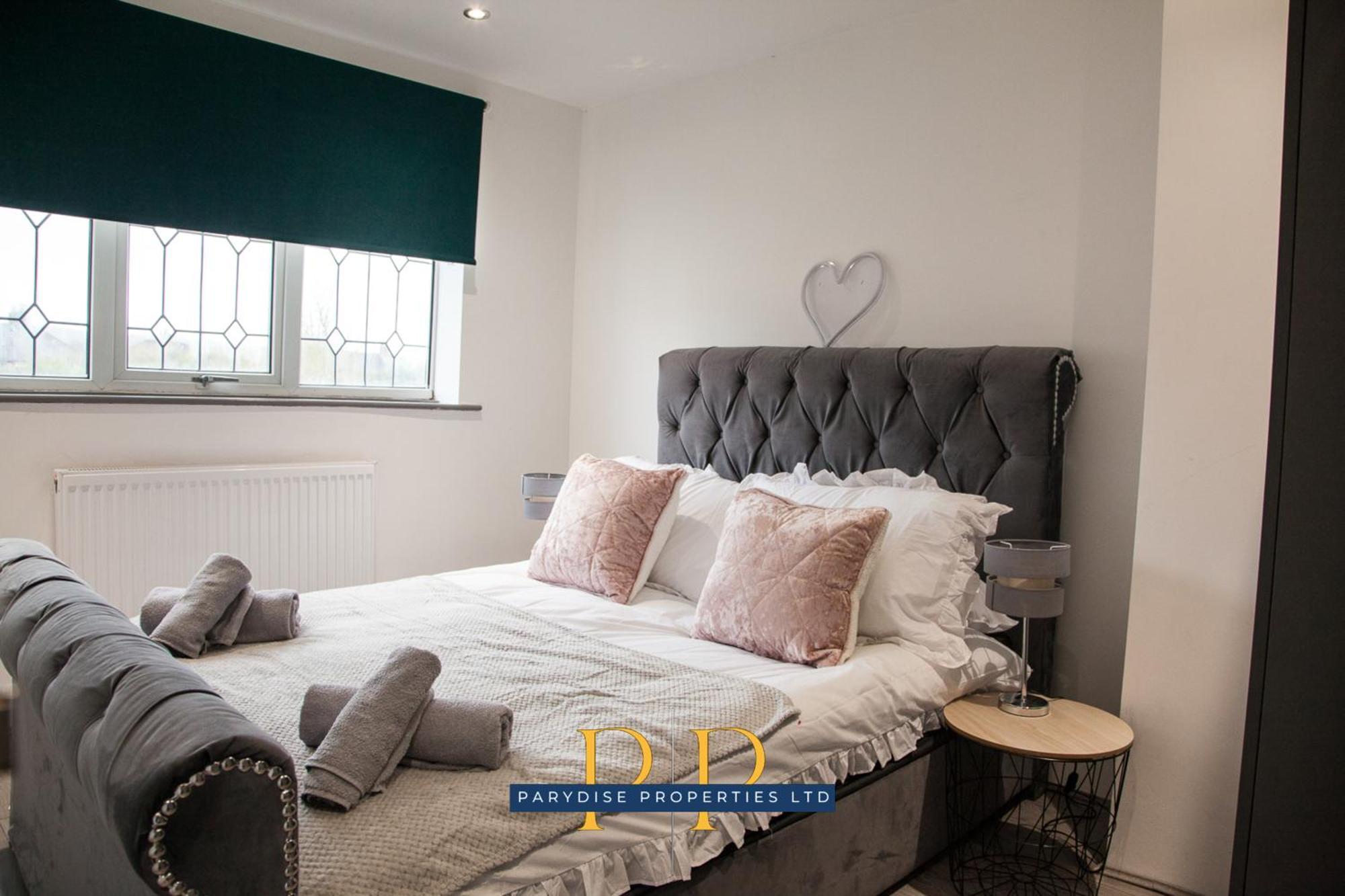 The Knutton House - Spacious Comfort By Parydise Properties - Leisure & Business Stays - Sleeps 7 Newcastle-under-Lyme Ngoại thất bức ảnh