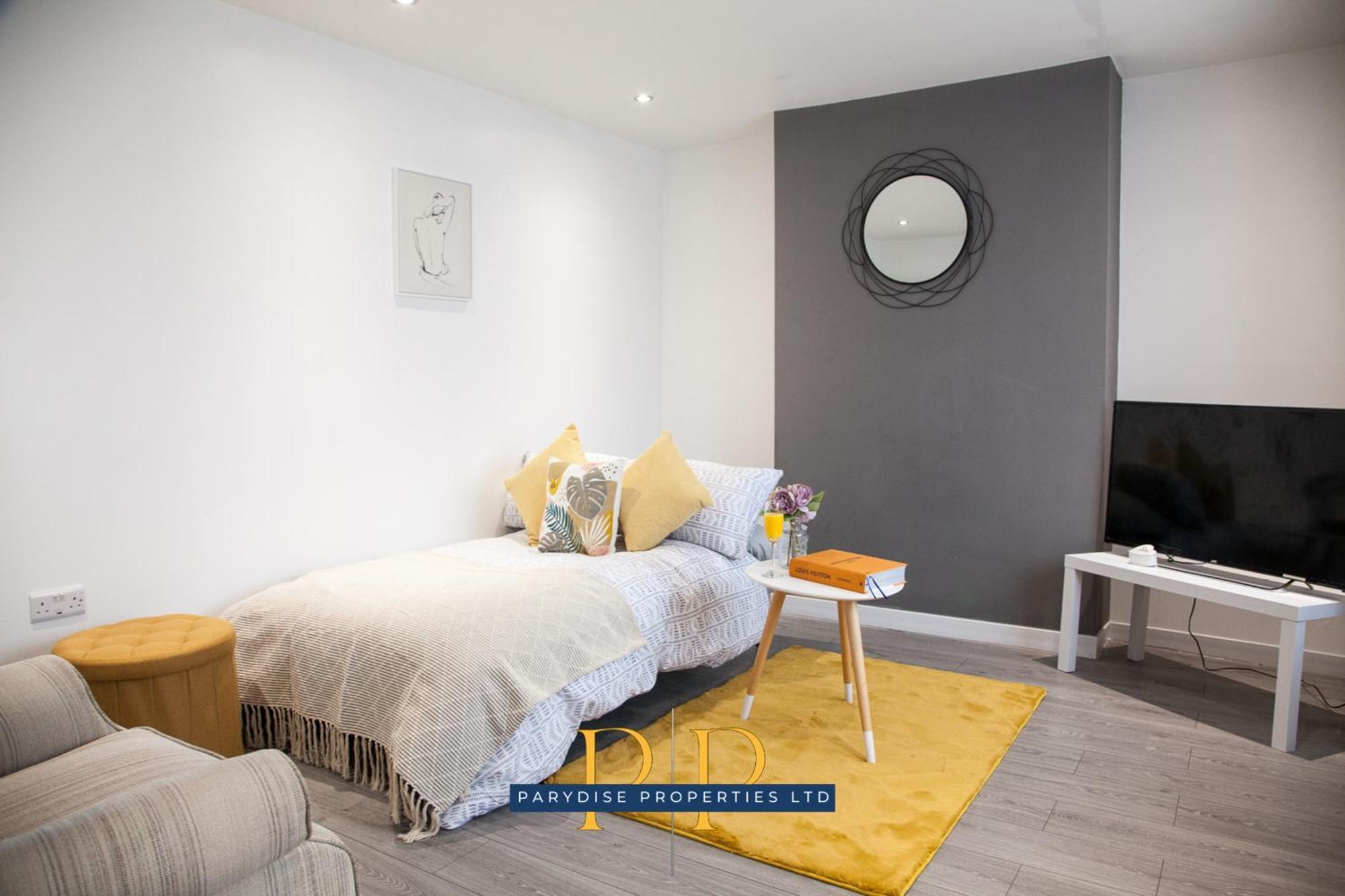 The Knutton House - Spacious Comfort By Parydise Properties - Leisure & Business Stays - Sleeps 7 Newcastle-under-Lyme Ngoại thất bức ảnh